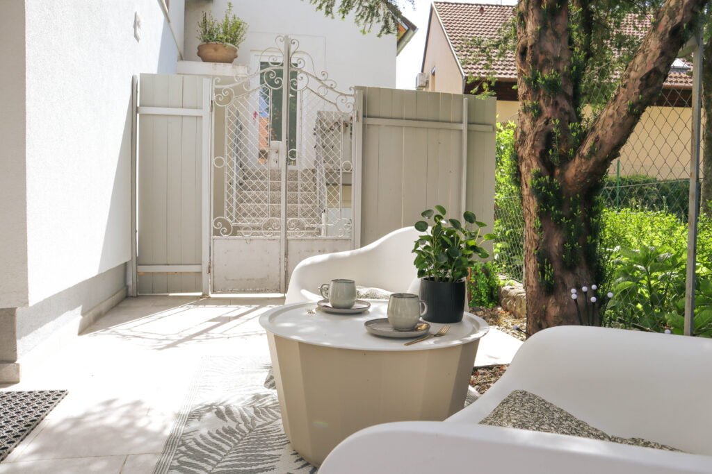 Relaxing outdoor terrace in Szentendre apartment