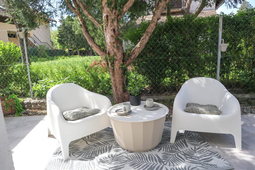 Relaxing outdoor terrace in Szentendre apartment